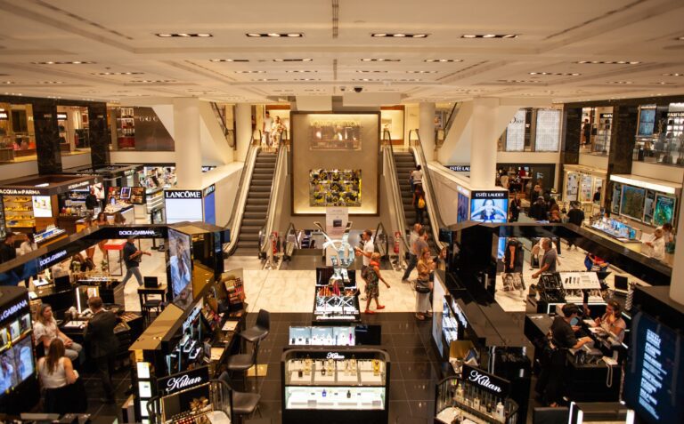Vendas nos shoppings em 2023 quebram recordes, mas enfrentam desafios econômicos