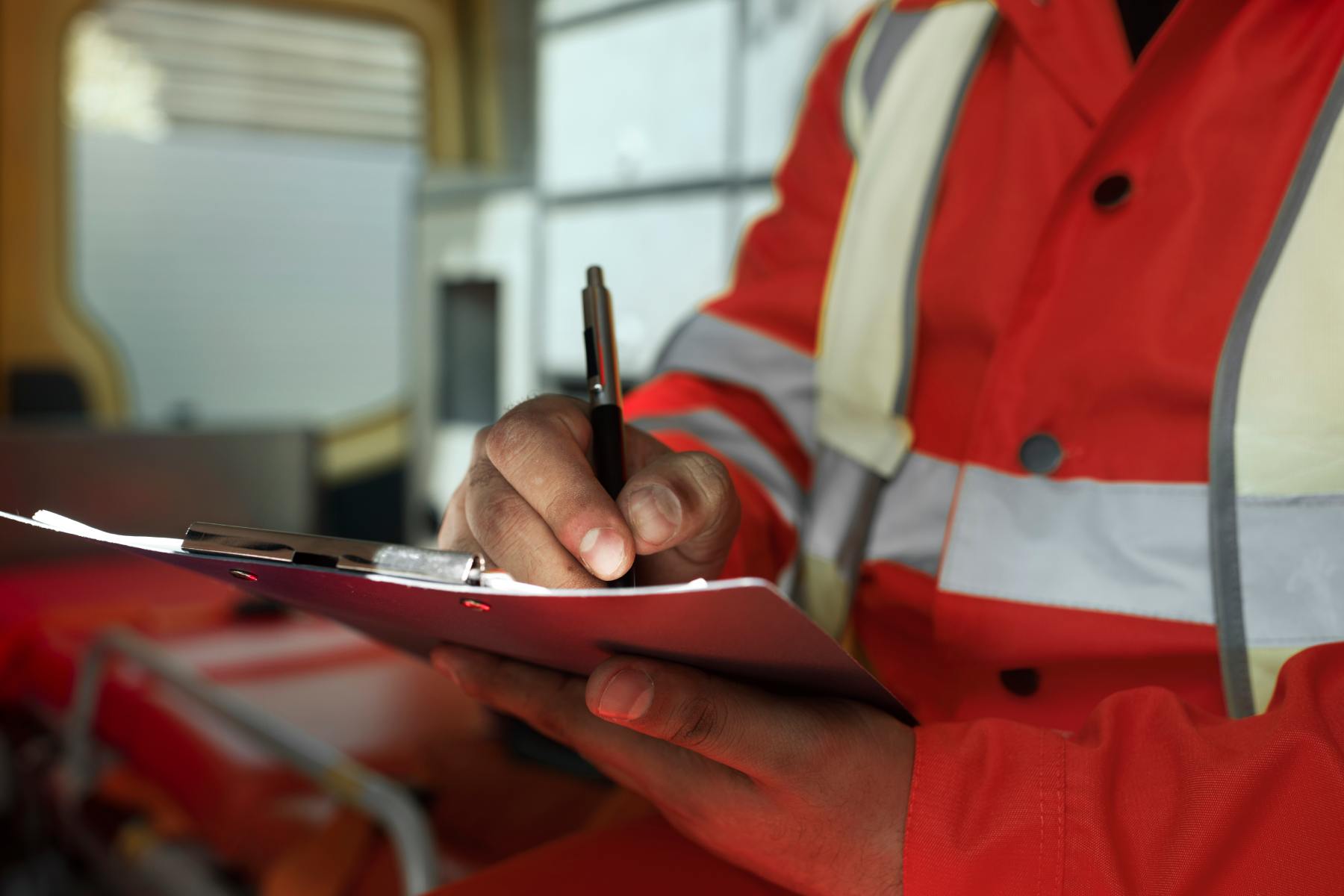 side-view-man-taking-notes-ambulance-car (1)
